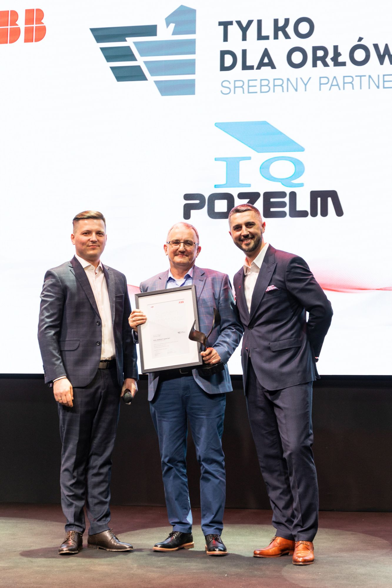 Zdjęcie z wręczenia certyfikatu na gali