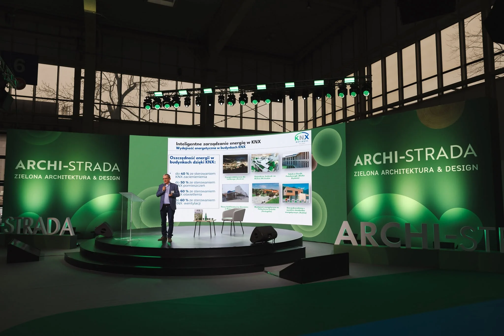 Archi-strada Budma 2025 Pozelm KNX Polska Jacek Zart (2) Jacek Zart z POZELM wystąpił na ARCHI-STRADA podczas BUDMA z prelekcją o inteligentnym zarządzaniu energią w systemach KNX i zrównoważonym rozwoju.