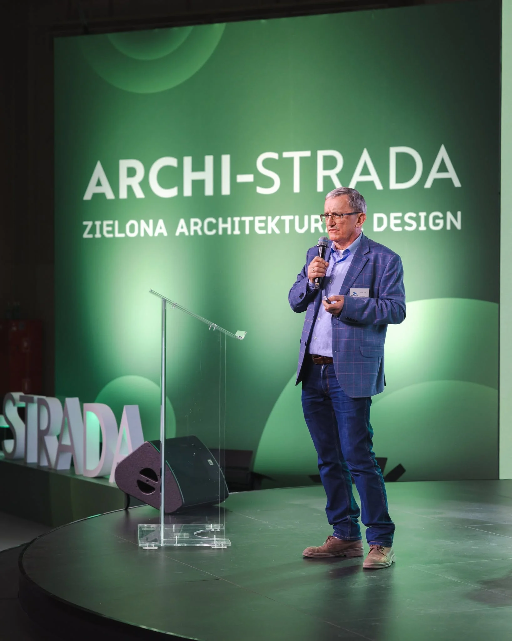 Archi-strada Budma 2025 Pozelm KNX Polska Jacek Zart (3) Jacek Zart z POZELM wystąpił na ARCHI-STRADA podczas BUDMA z prelekcją o inteligentnym zarządzaniu energią w systemach KNX i zrównoważonym rozwoju.