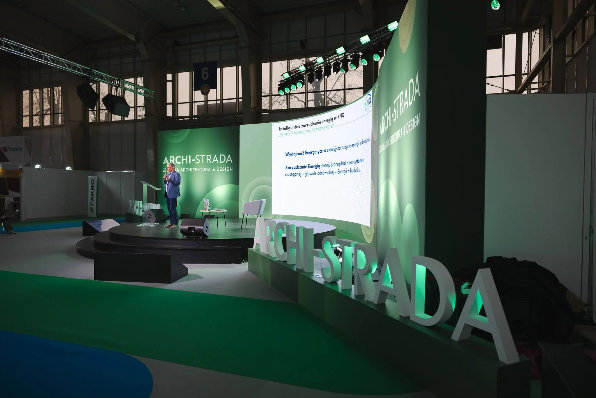 Archi-strada Budma 2025 Pozelm KNX Polska Jacek Zart (4) Jacek Zart z POZELM wystąpił na ARCHI-STRADA podczas BUDMA z prelekcją o inteligentnym zarządzaniu energią w systemach KNX i zrównoważonym rozwoju.