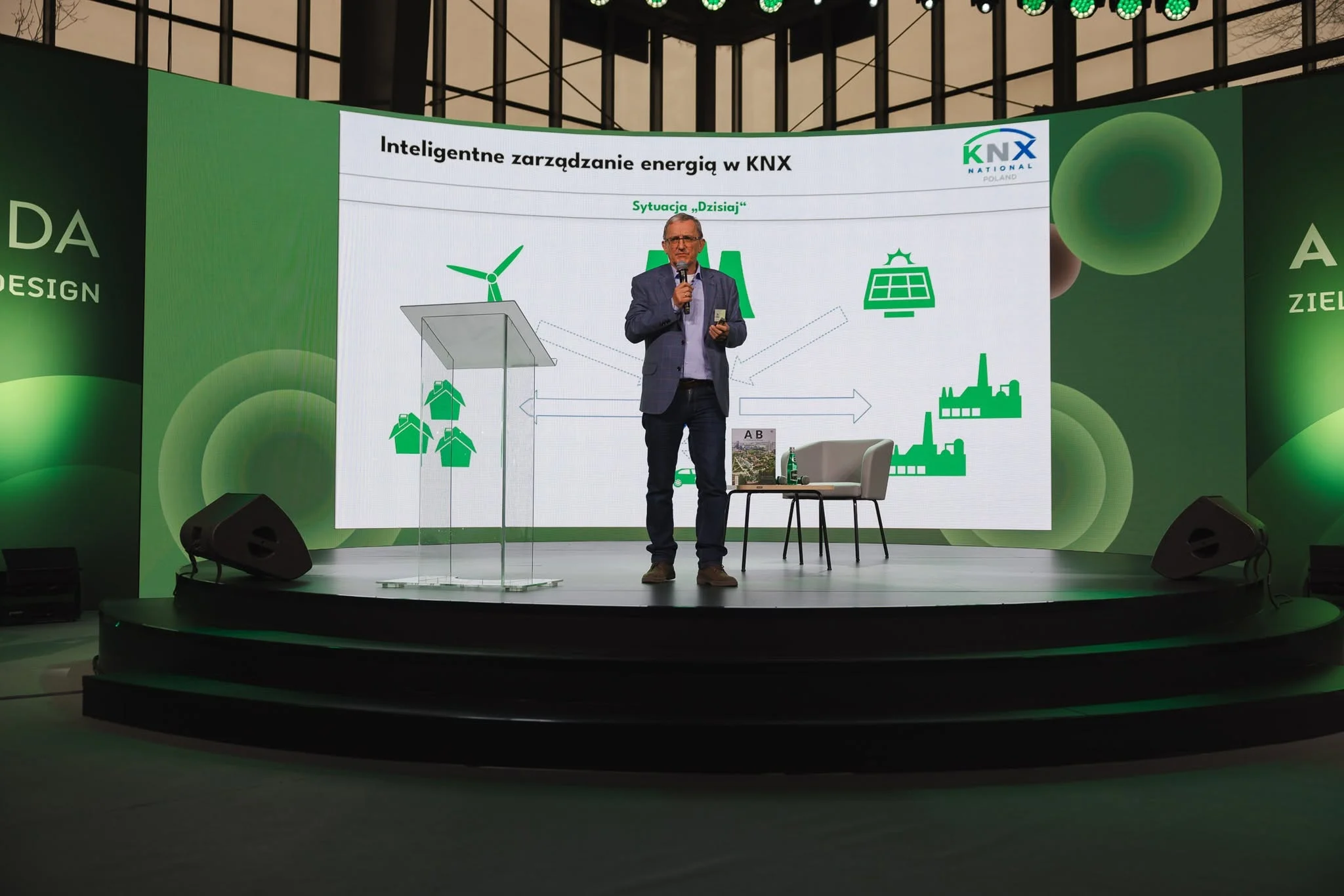Archi-strada Budma 2025 Pozelm KNX Polska Jacek Zart (5) Jacek Zart z POZELM wystąpił na ARCHI-STRADA podczas BUDMA z prelekcją o inteligentnym zarządzaniu energią w systemach KNX i zrównoważonym rozwoju.