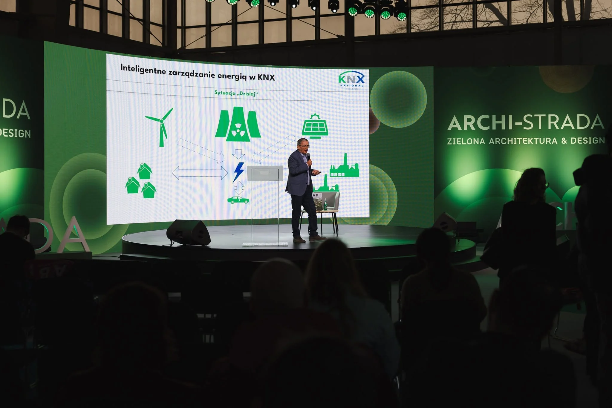 Archi-strada Budma 2025 Pozelm KNX Polska Jacek Zart (6) Jacek Zart z POZELM wystąpił na ARCHI-STRADA podczas BUDMA z prelekcją o inteligentnym zarządzaniu energią w systemach KNX i zrównoważonym rozwoju.