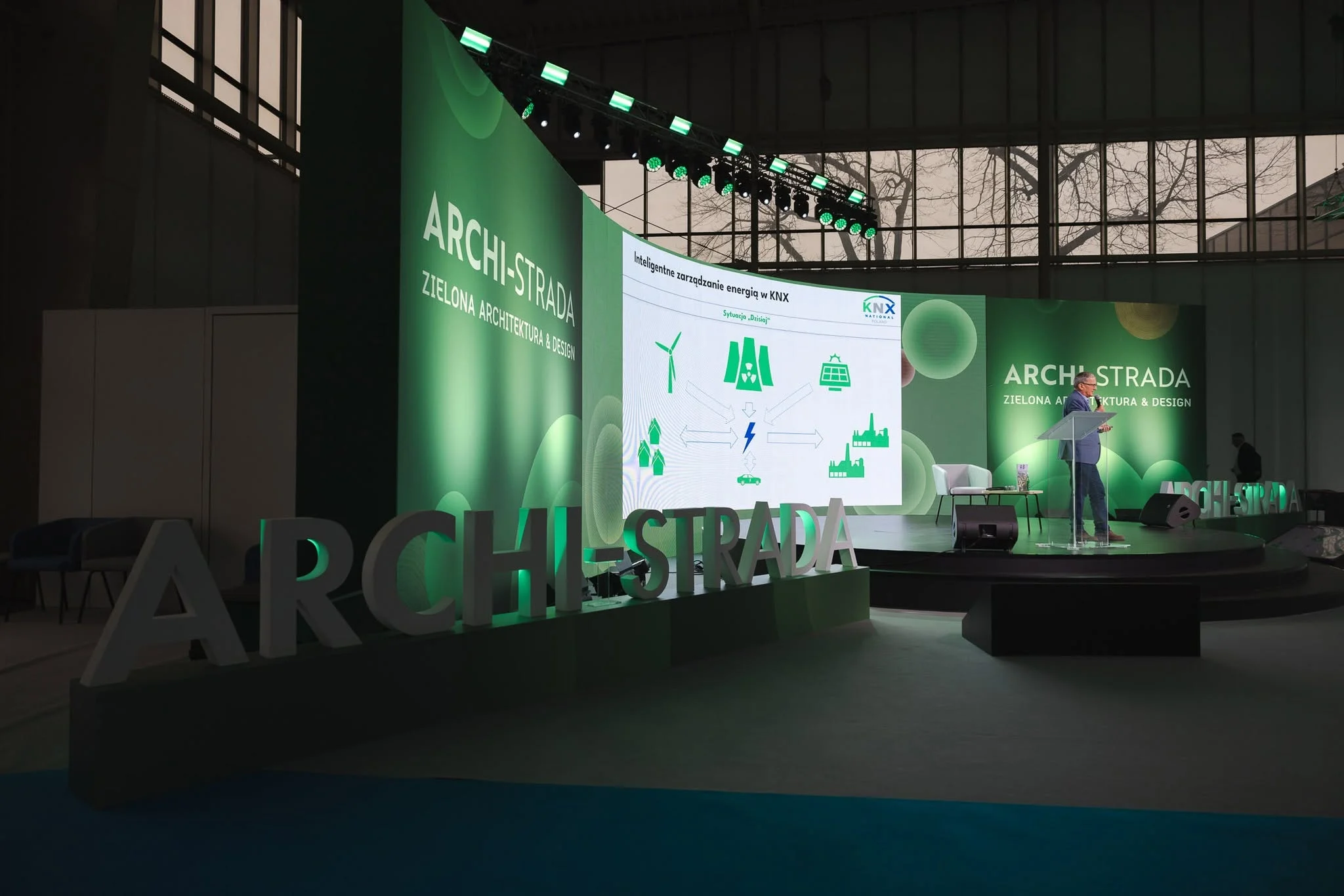 Archi-strada Budma 2025 Pozelm KNX Polska Jacek Zart (7) Jacek Zart z POZELM wystąpił na ARCHI-STRADA podczas BUDMA z prelekcją o inteligentnym zarządzaniu energią w systemach KNX i zrównoważonym rozwoju.